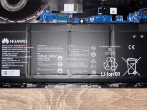 Jak sprawdzić model baterii w laptopie – odczytywanie parametrów z naklejki znamionowej na przykładzie oryginalnej baterii.