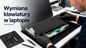 Technik wymienia klawiaturę w rozebranym laptopie w serwisie komputerowym