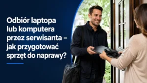 Serwisant odbiera laptopa z zasilaczem od klienta przy drzwiach wejściowych.